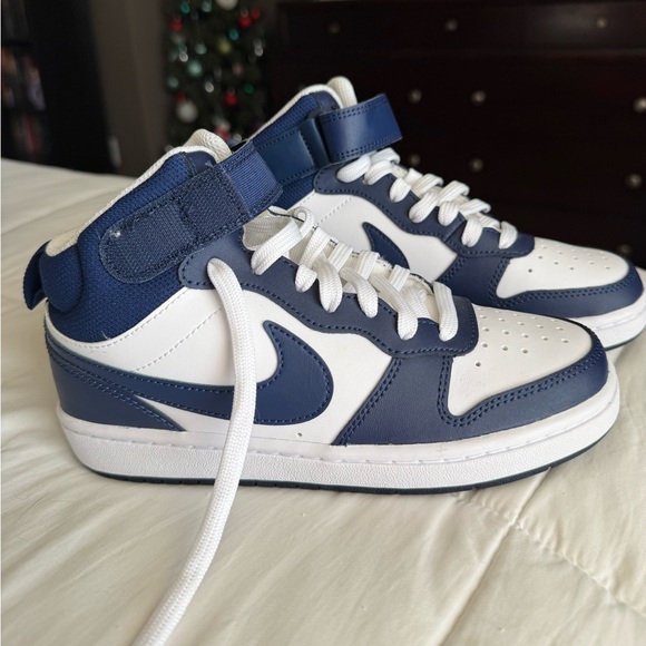 New Boys Nike Court Borough Mid 2 size 3.5 - Picture 2 of 7
